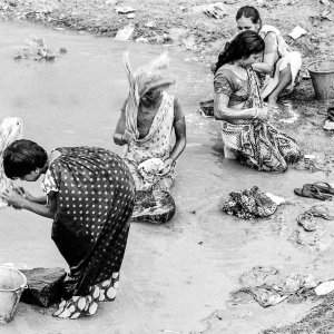 川の水で洗濯する女たち