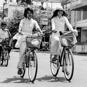 アオザイを着て自転車に乗った女子学生