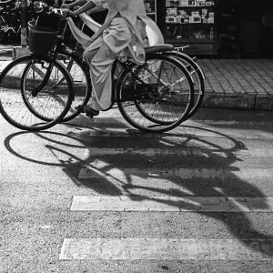 自転車に乗ったアオザイ姿の女の子