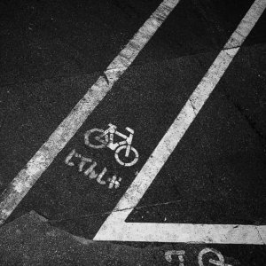 地面に描かれた自転車レーンの標識