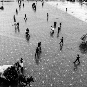 雨上がりのジャマ・エル・フナ広場の人びと