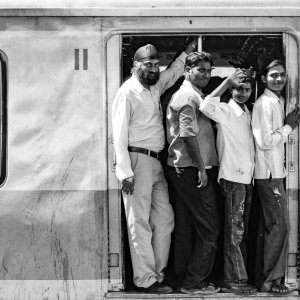 チャトラパティ・シヴァージー・ターミナス駅に入ってきた列車の乗客