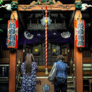 Two women paying at Yotsuya Youn-ji Temple