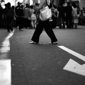 道の真中を歩く女性