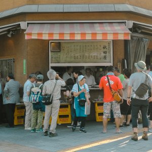 立ち飲みする人びと