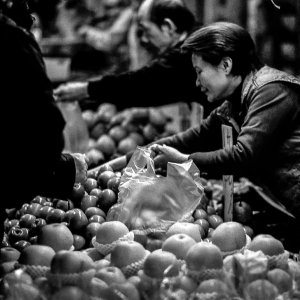 林檎を売る女性