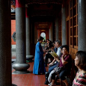Worshipers in the cloister of Hsing Tian Kong