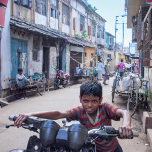 バイクを押していた男の子