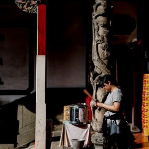 Praying woman in Da Tian Hou Gong
