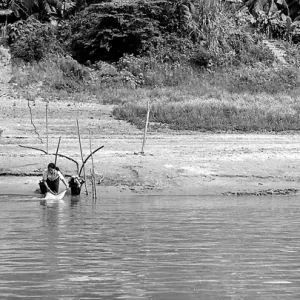 メコン川の水で洗濯していた女性