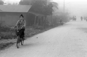 自転車で市場に向かう女性