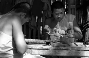 境内で木彫りをしていた僧侶たち