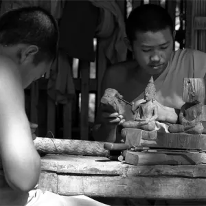 境内で木彫りをしていた僧侶たち