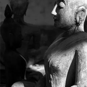 座禅する仏像
