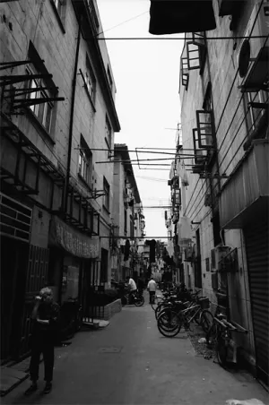 薄暗い上海の路地