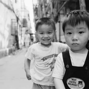 路地で仲良く遊んでいた二人の幼い男の子
