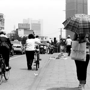日傘を差して橋の上を歩く女性