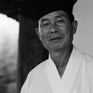 Man wearing a Korean traditional cosutume
