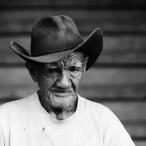 Wrinkle-faced old man with cowboy hat