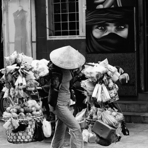 天秤棒で色々な商品を運ぶ女