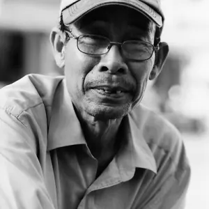 Elderly man wearing cap
