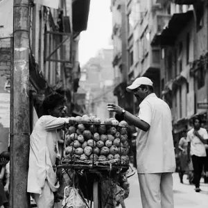 Hawker selling mangoes