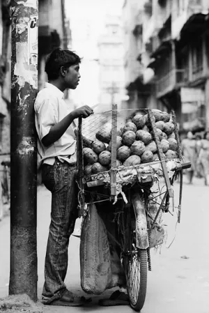 道路脇でマンゴーを売っていた青年