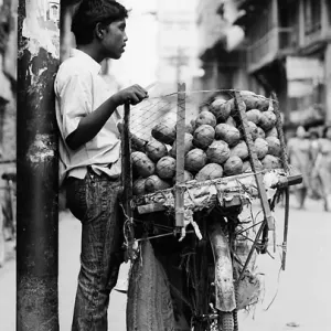 道路脇でマンゴーを売っていた青年