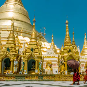 シュエダゴン・パゴダの境内を歩く僧侶たち