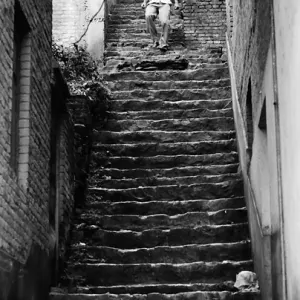 長い階段を下る男