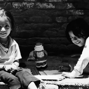 道端で宿題をする二人の女の子
