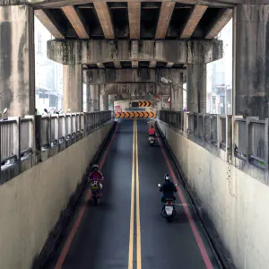 跨線橋の下の道