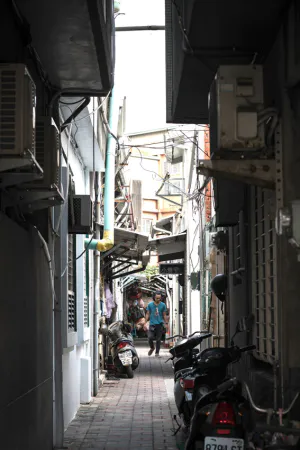 Narrow alleyway in Tainan