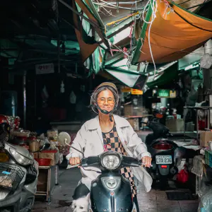 バイクにまたがった年配の女性