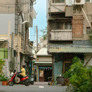 住宅街を走るバイク