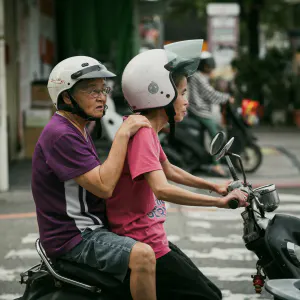 バイクに乗った老夫婦