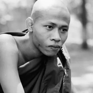 考える僧侶