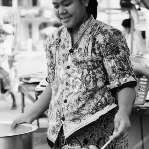 Woman selling Mont Lin Mayar