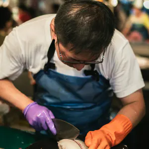 魚を捌く魚屋の男