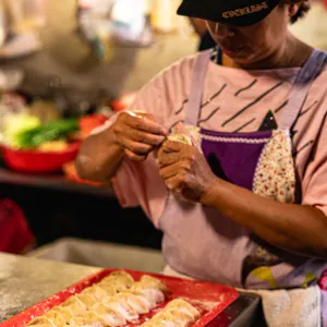 鴨母寮市場で餃子を作っていた女性