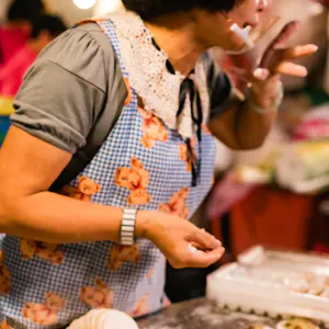 惣菜屋で働く女性