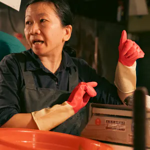 女性の魚屋と秤