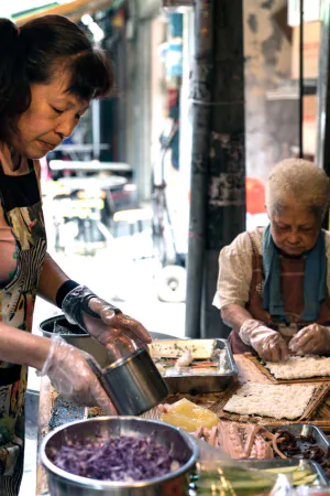 巻き寿司を作る二人の女性
