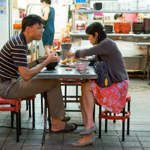 寧夏夜市で食事するカップル