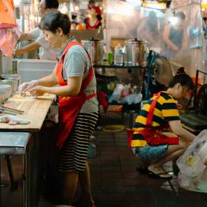 屋台で調理する女性