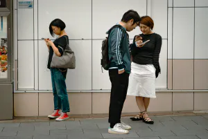 スマホを見る人びと