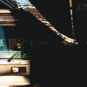 駅に入ってきた電車