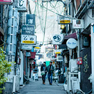 沢山の看板の出ているゴールデン街