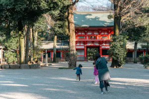 井草八幡宮の家族連れ