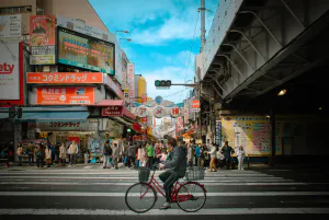 アメ横を横切る自転車